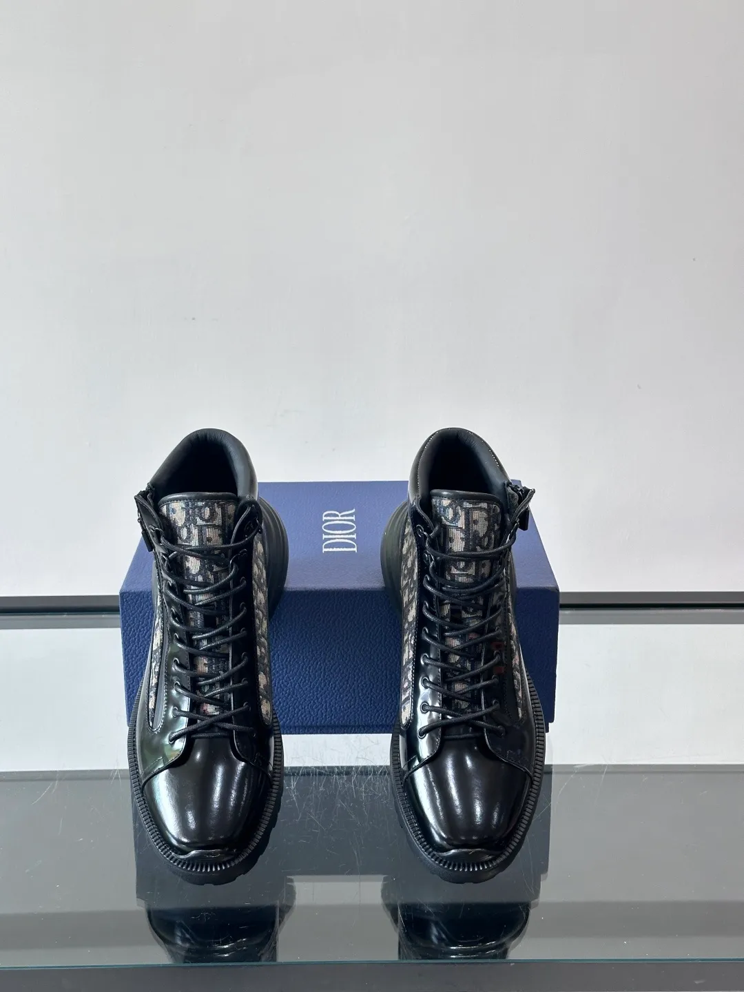 p600 "Dio＊" Combat Oblique high-top sneakers, black glossy leather + Oblique presbyopic canvas splicing, low-key luxury and super recognizable. The EVA sole is lightweight and cushioned, making it comfortable for daily wear or long walks. The high-top design is perfect for support, and the tongue and sole have the "DIOR" logo. You must pay attention to details! Whether it is casual or urban style, it can be easily controlled. It is a high-end luxury item that combines fashion and function. It is a popular choice for men's shoes size: 39-44 (38.45 customized)